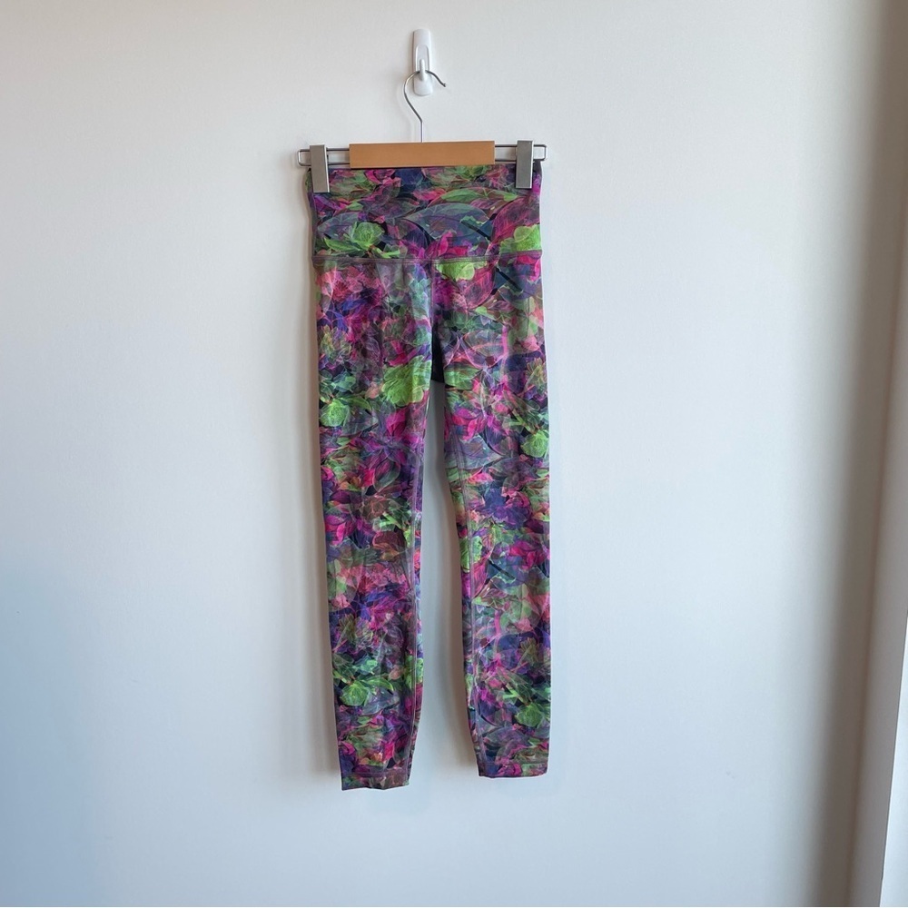 Lululemon Wunder Train High-Rise Tight 25"
Vivid Floral Tone Multi Size 4 - Picture 6 of 12